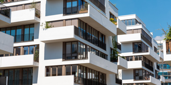 Comprar / Vender Pisos y Plantas Bajas en Hospitalet de Llobregat · con Balcón